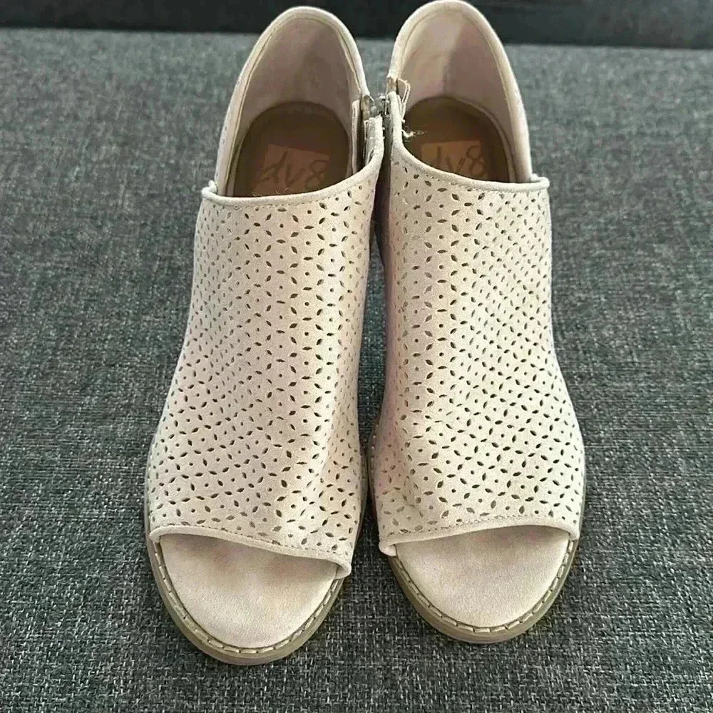 Size 8.5 perforated beige open toed booties from DV8 by Dolce Vita - Picture 3 of 9